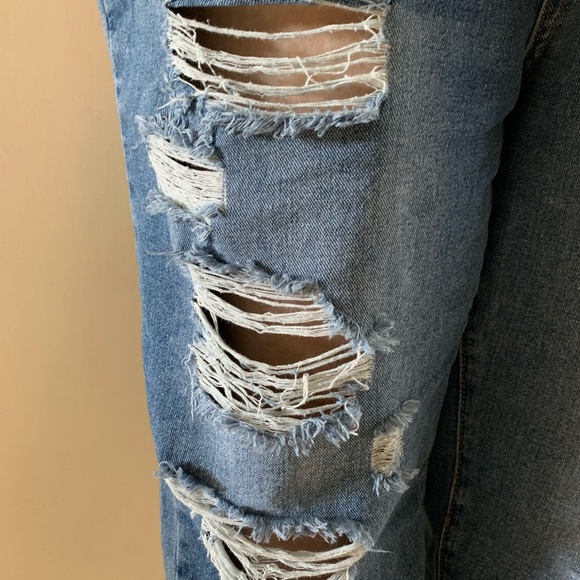 XXI Light Wash Ripped Denim Jeans - Picture 4 of 4
